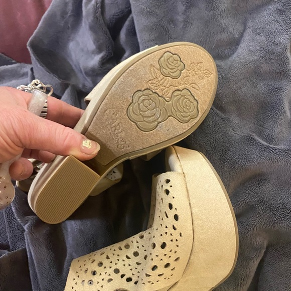 Sexy Summer Heels! By Carlos Santana , Women size 7.5 - Picture 3 of 5